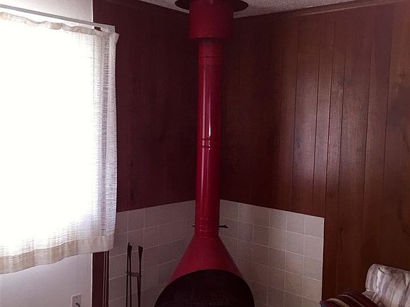3rd image of 713 Dewey Ln