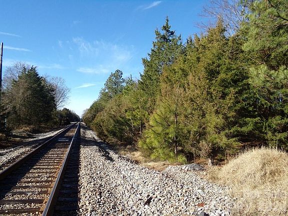 3rd image of Cedarhurst Rd