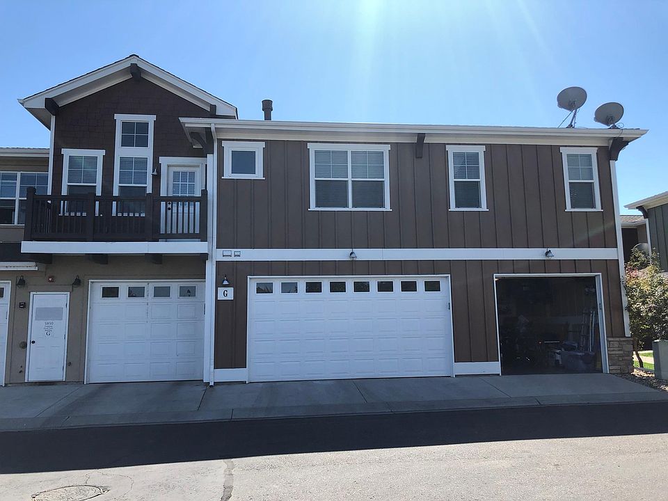 Balcony / deck on the left. 1-car garage on the right.
