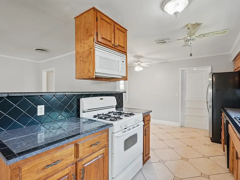 3333 Sayles Blvd — Photo 10