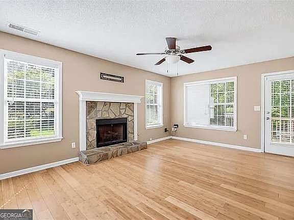 5th image of 415 Willow Ln