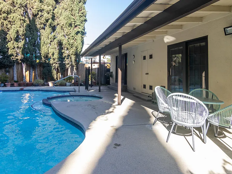 6135 Wilkinson Ave — Photo 11