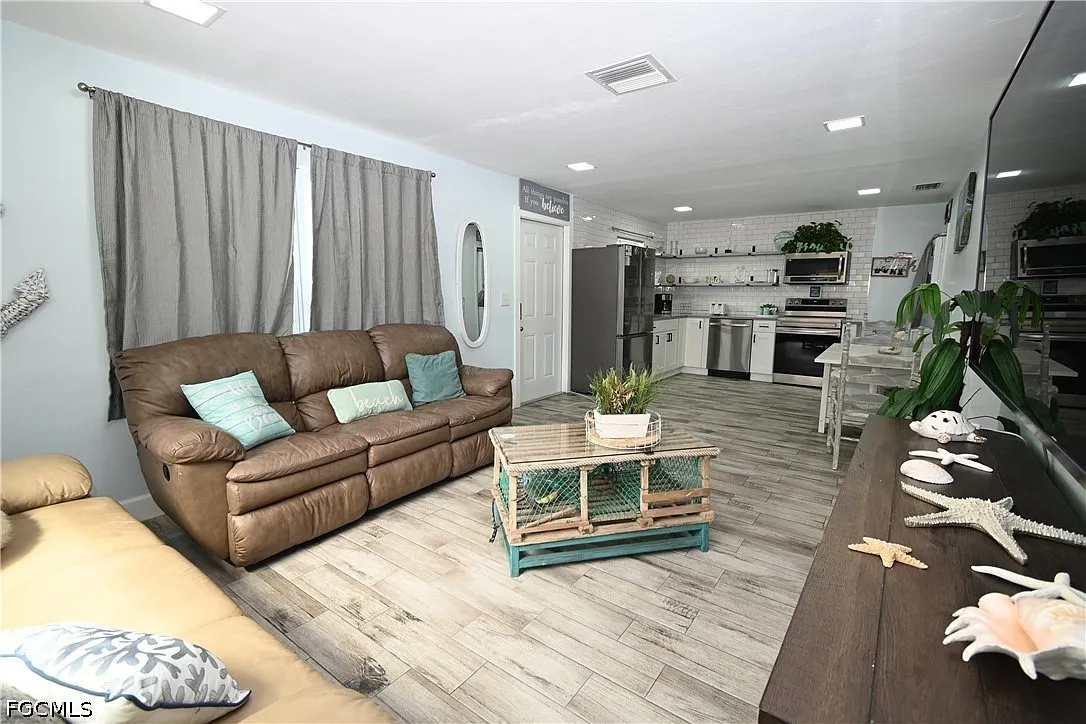3 bed, 2.0 bath, 855 sqft, $1,425 — Photo 4