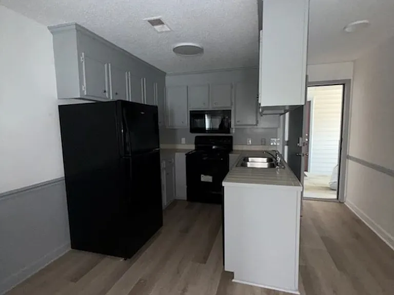 Stonehenge Apartments — Photo 11