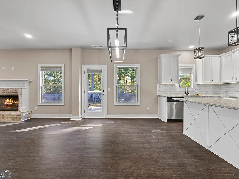475 Louise Way — Photo 7