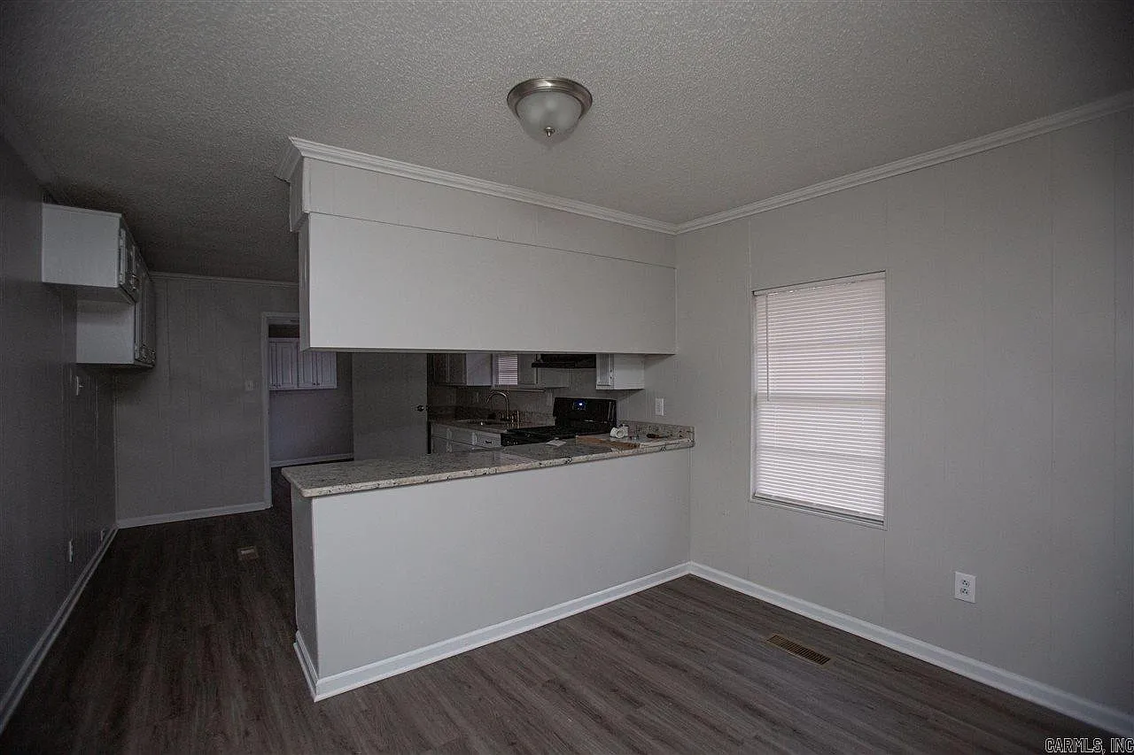3 bed, 1.0 bath, 1064 sqft, $1,095 — Photo 4