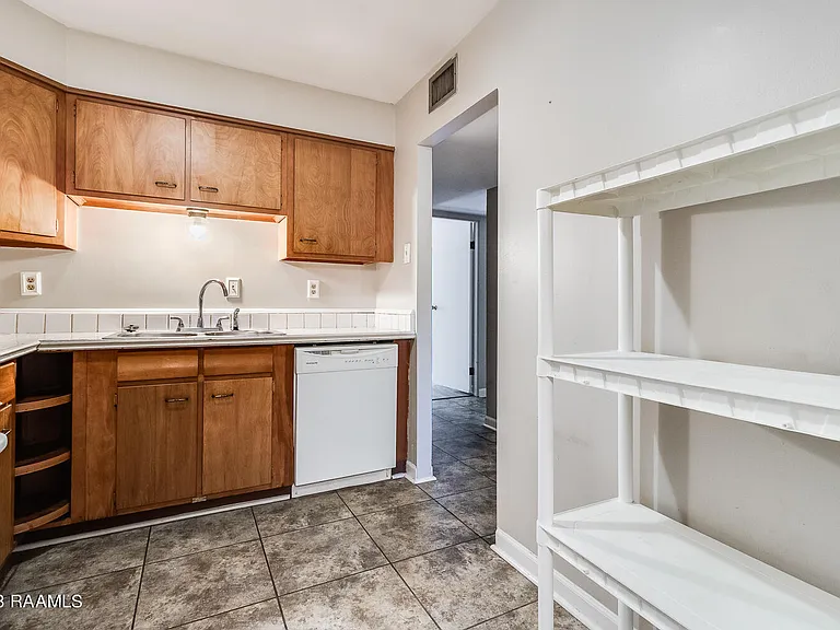 211 Versailles Blvd #10 — Photo 7