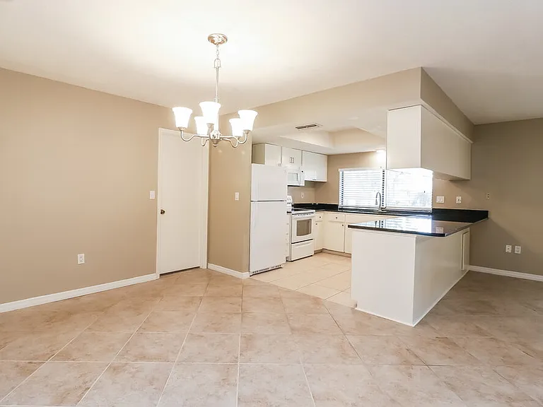 1266 Bentley Ave — Photo 6