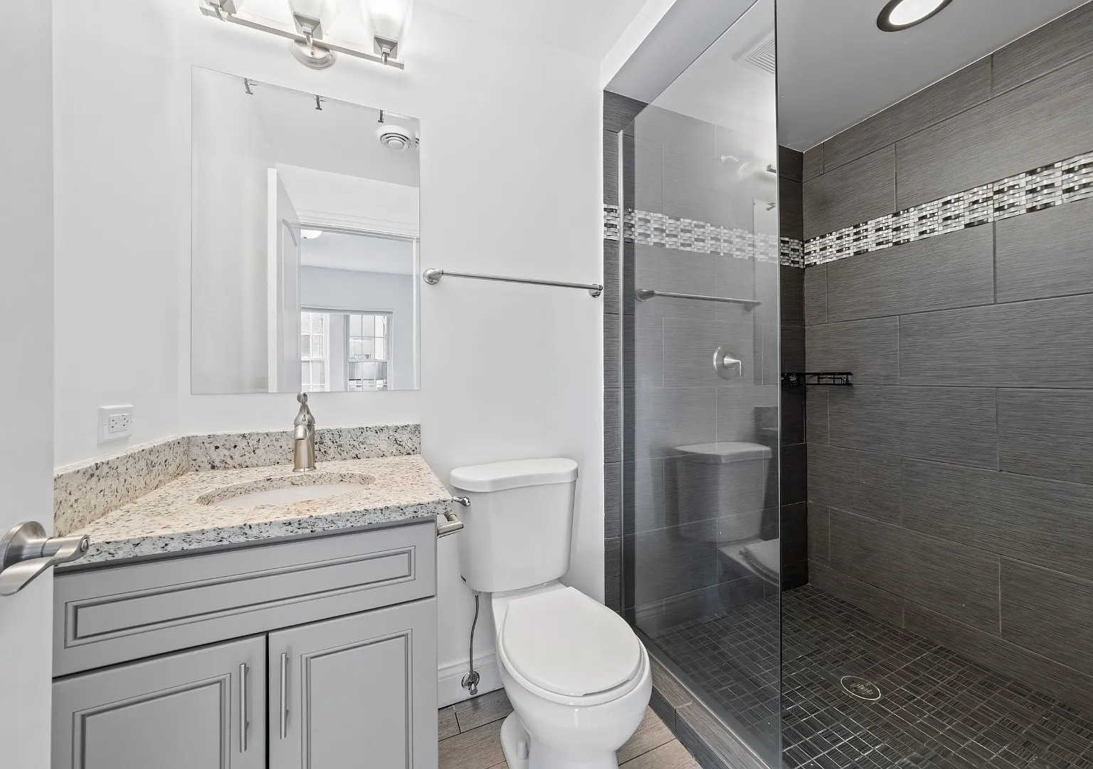 Modern 2-Bedroom in the Heart of Downtown Arlington Heights — Photo 3