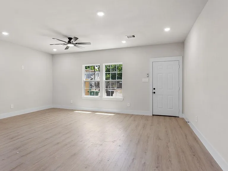 1101 Wooding St — Photo 3