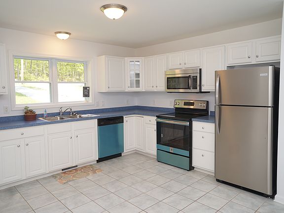 3rd image of 410 Cardinal Dr