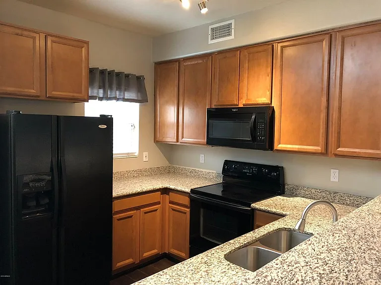 165 W Laurel Ct — Photo 3