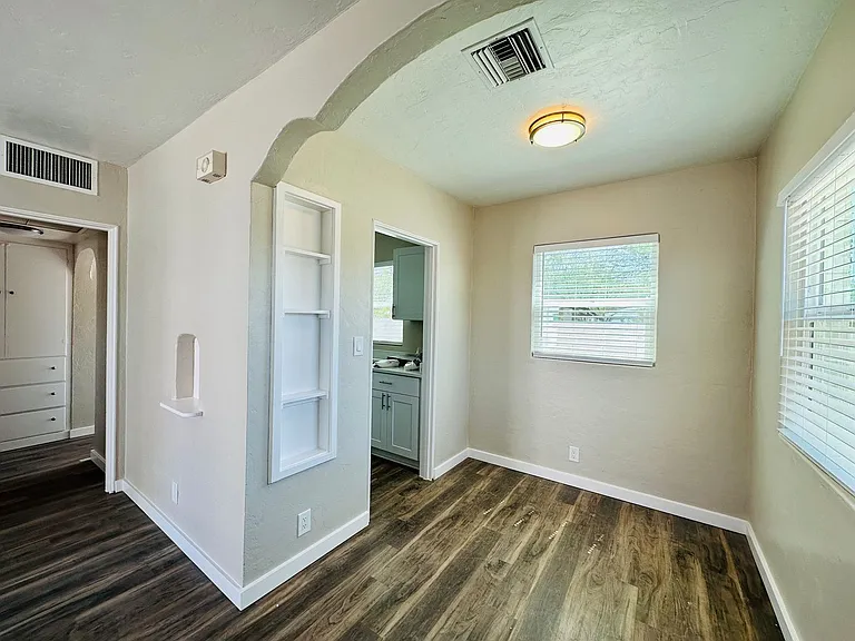 1 Bedrooms Near U of A! Cottage Style Homes with Washer/Dryers and Renovated! — Photo 22
