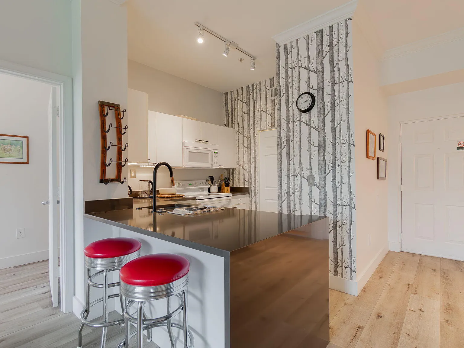 2 bed, 2.0 bath, 1174 sqft, $5,500 — Photo 4