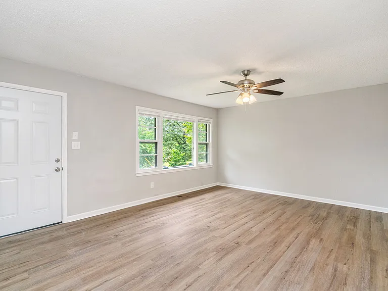 841 Farragut Ave — Photo 4