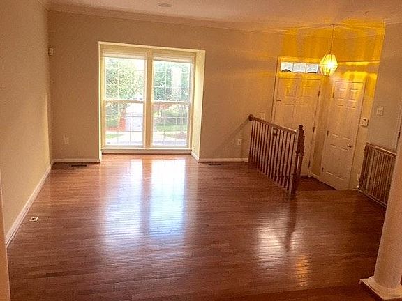 Living Room/Entrance