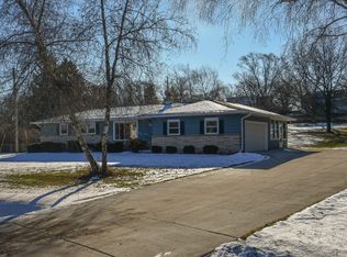 21625 Greendale Dr, Waukesha, WI 53186