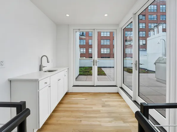 422 Hudson Street image 12 of 13