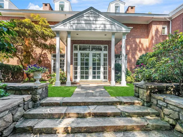 10 Long Meadow Lane, Oyster Bay, NY 11542