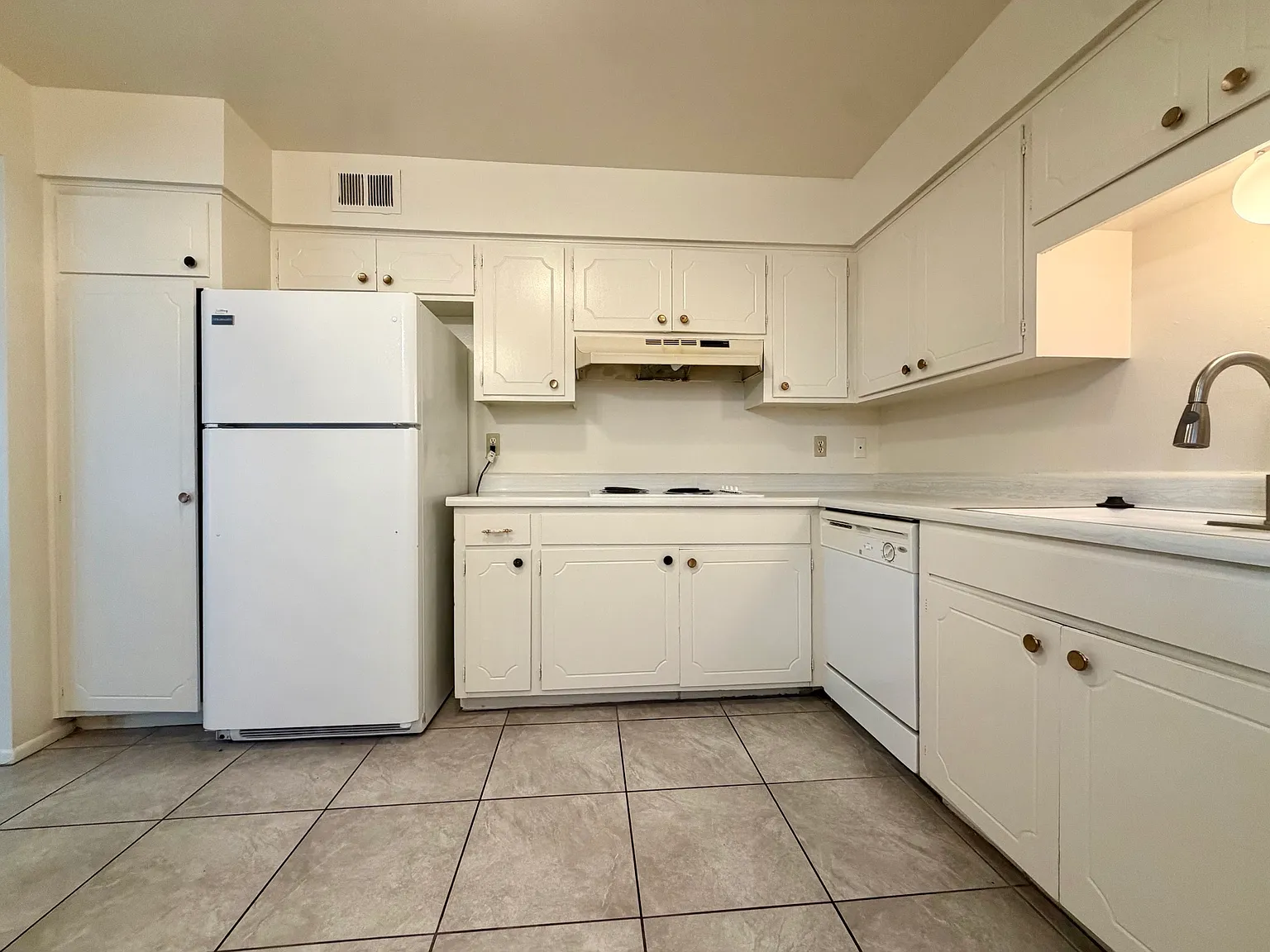 2 bed, 1000 sqft, $1,350 — Photo 2