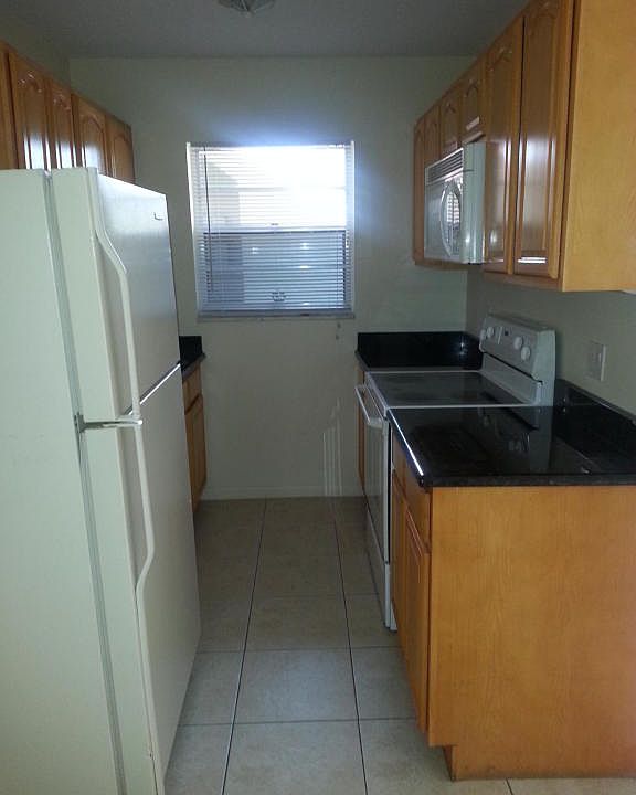 1st image of 926 N L St APT 8