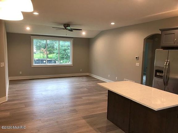 3rd image of 3428 Woodland Trl