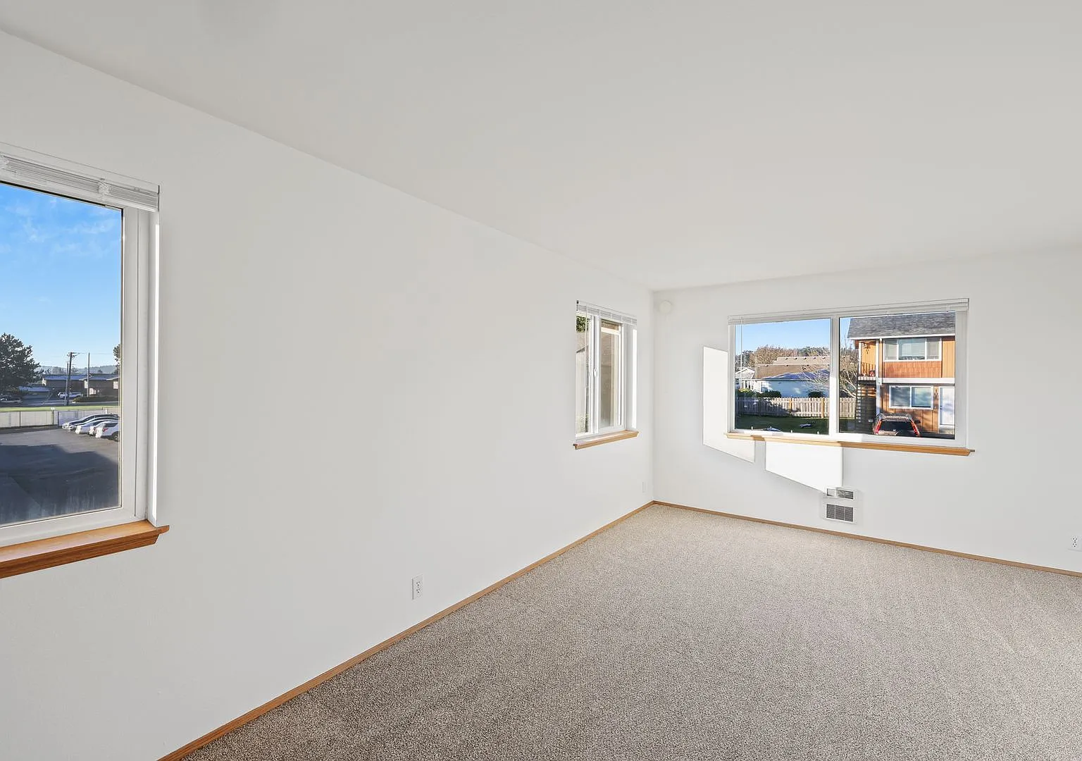 2 Bed 1 Bath - Pet per Approval - Downtown Location - NAS Whidbey — Photo 2