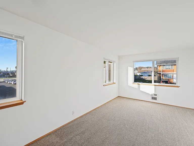 101 S Oak Harbor St #B102 — Photo 2