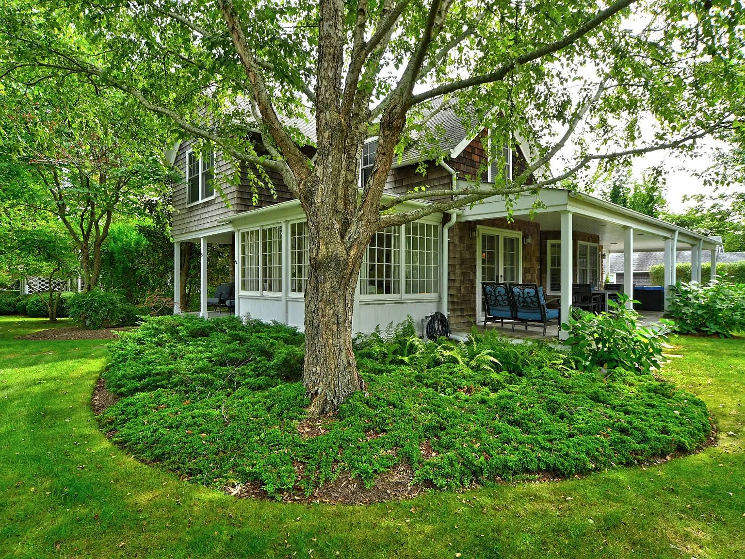 East Hampton Village, Moments To Ocean Beaches — Photo 3