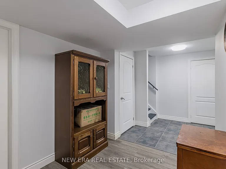 1031 Lake Dr N #LOWER — Photo 3