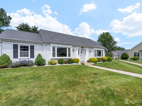 571 Westport Ln #A, Monroe Township, NJ 08831