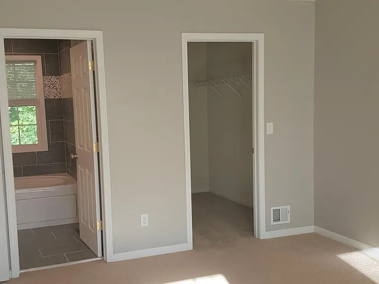 4 Round Table Rd — Photo 18