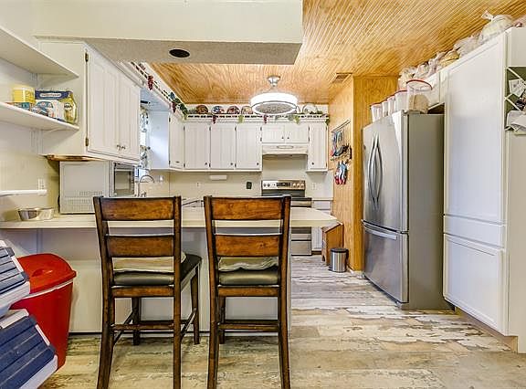 3rd image of 3625 Meadow Lake Dr