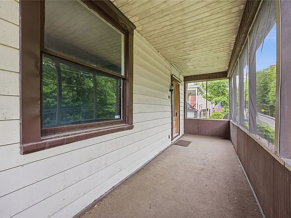 3rd image of 989 Brownstown Rd