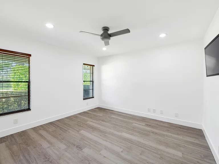 3185 Saint James Dr — Photo 25