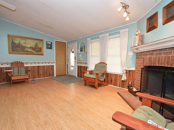 4th image of 645 Laurel Dr