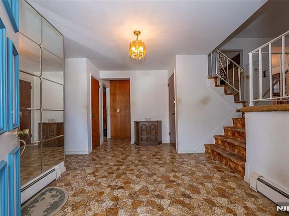 4th image of 409 W Anderson St
