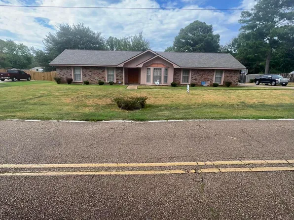 344 Swan Lake Dr, Jackson, MS 39212