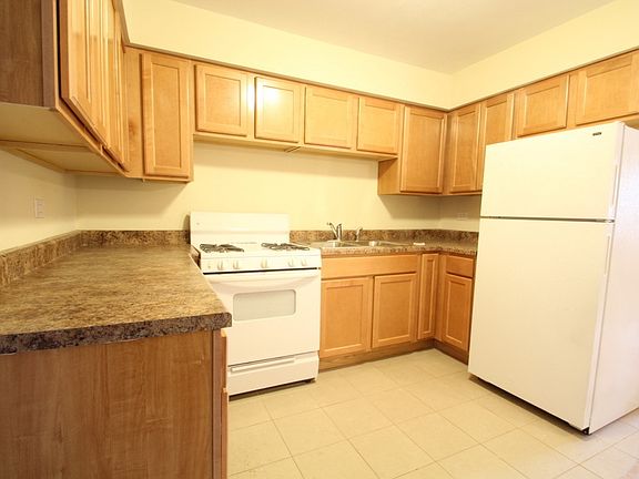 5th image of 43 King Arthur Ct APT 13