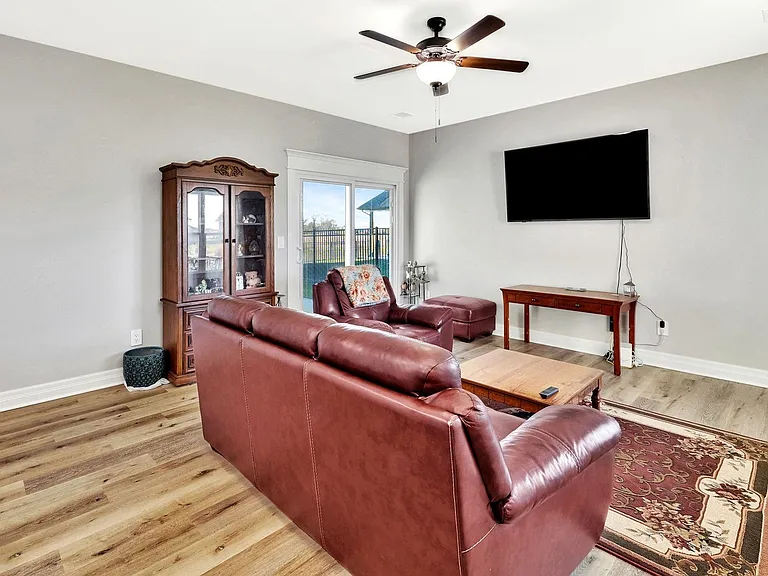 932 N Cloverleaf St — Photo 8
