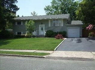 7 Norwood Pl, Wheatley Heights, NY 11798