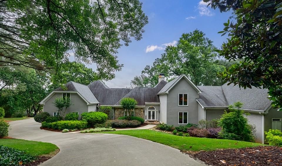 1st image of 632 Club Ln SE