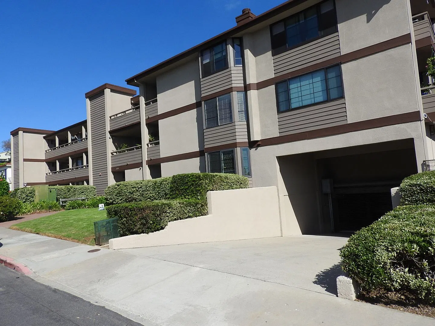 2 BDR / 2 BA Condo in Prime Point Loma Location. — Photo 1