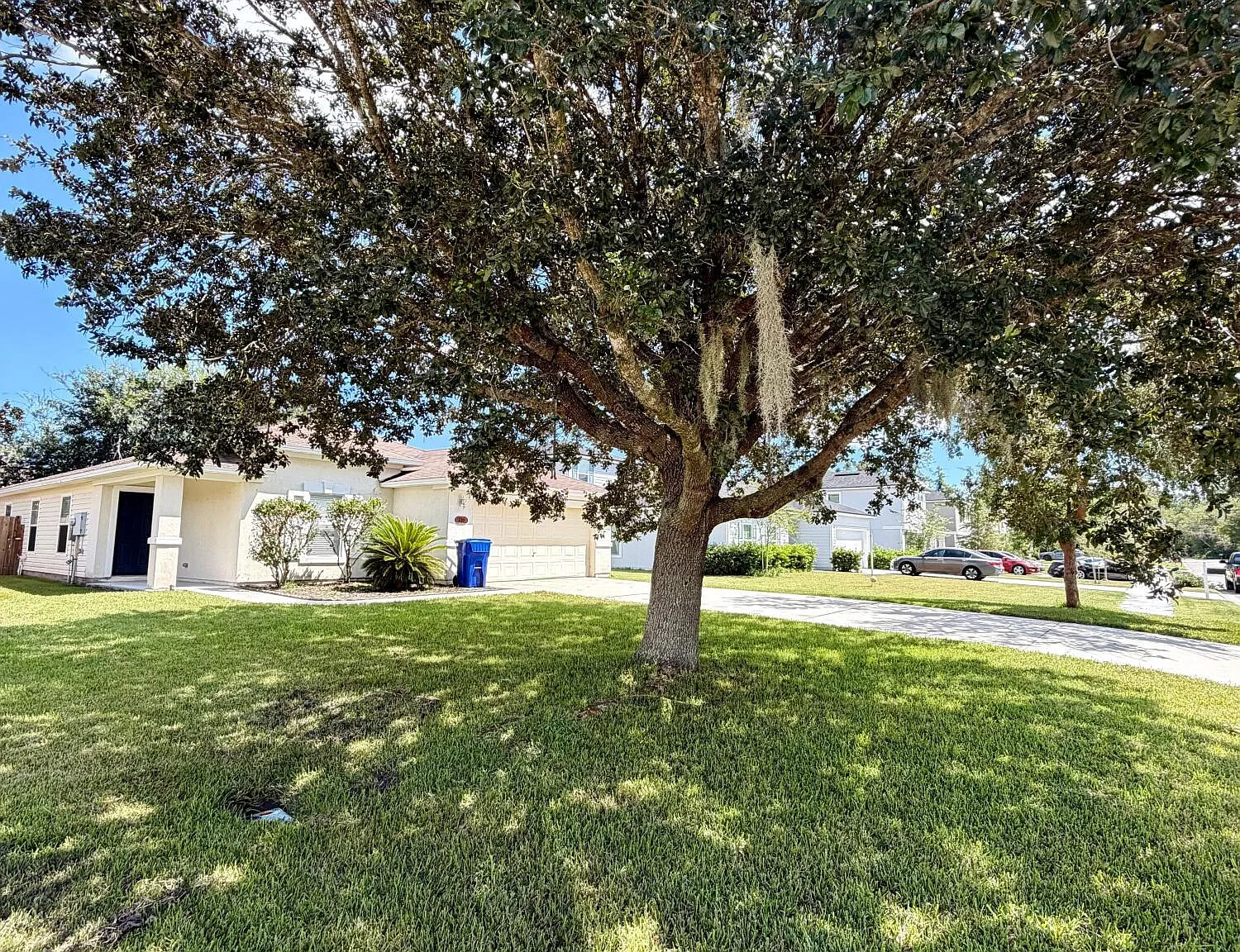 3 bed, 2.0 bath, 1591 sqft, $2,200 — Photo 2