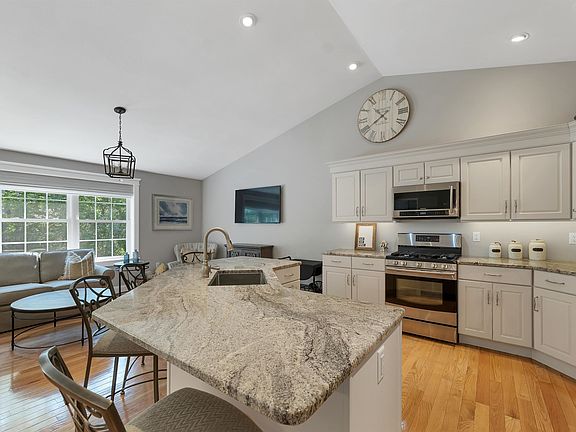 4th image of 18 Weymouth Court #A
