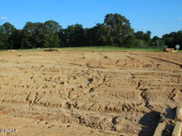 32 Chapel Hl, Holly Springs, MS 38635