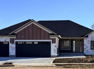 613 Valley Rd, Papillion, NE 68046