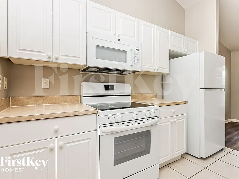 1141 Ebert St E — Photo 8