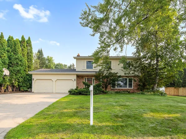 2246 Thomas Ln, White Bear Lake, MN 55110