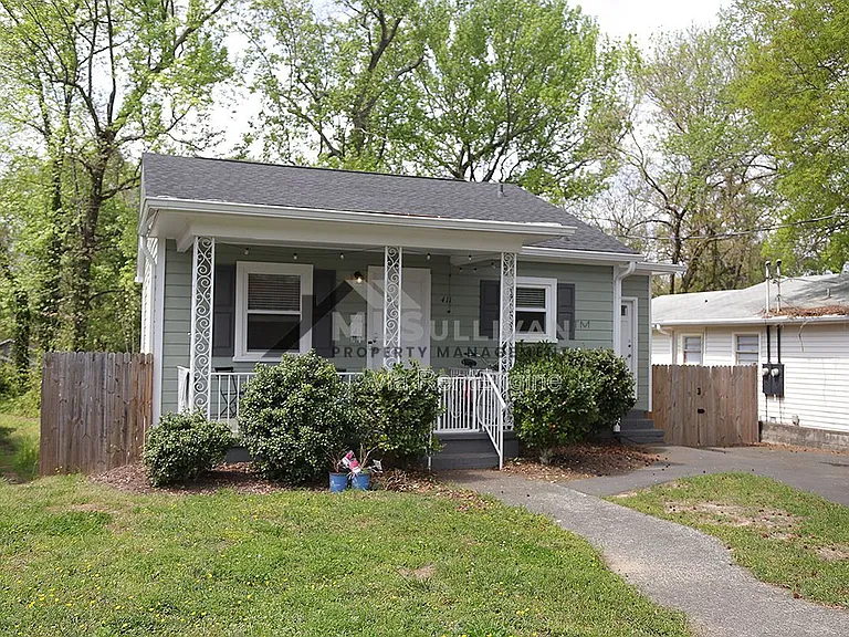 411 N Maple St — Photo 1